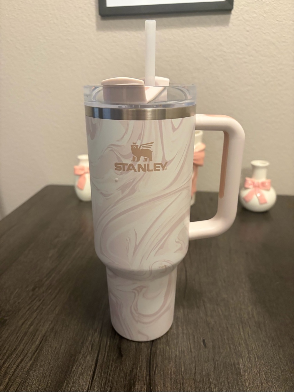 Stanley Quencher H2.0 FlowState Tumbler Pink Swirl & White